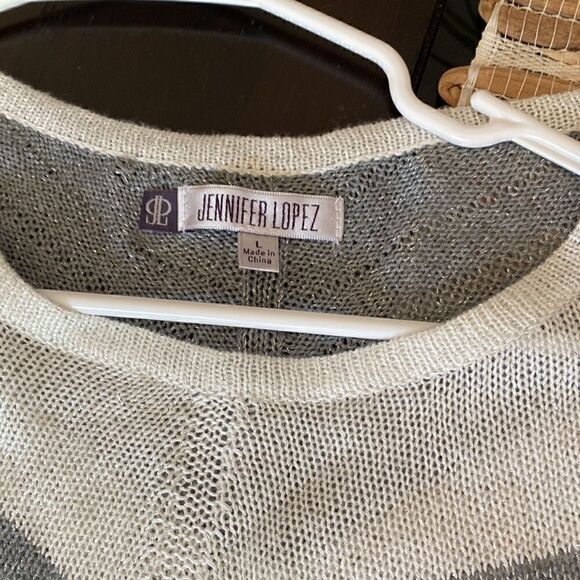 NWOT l/a thin sweater pointed bottom detail silver metallic thread running thru - Picture 3 of 4